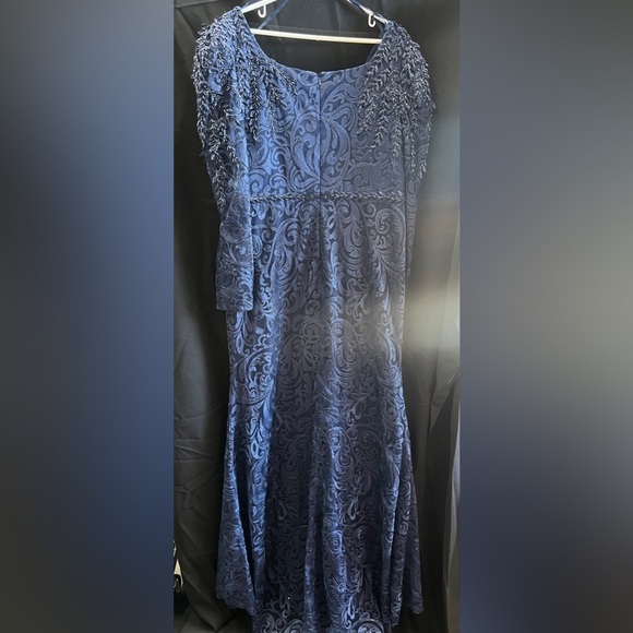 Mac Duggal 11187 NWT EMBROIDERED APPLIQUE SHOULDER DETAIL TRUMPET GOWN - Picture 5 of 7